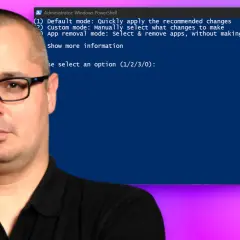 Mann mit Brille vor PowerShell-Fenster, das Optionen für einen Windows 11 Debloater anzeigt.