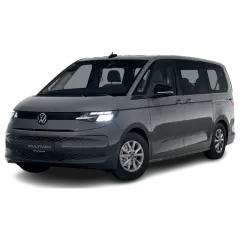 Szary Volkswagen Multivan T7 z włączonymi światłami, gotowy na podróż.