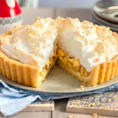 Ein saftiger Apfelkuchen mit Baiserhaube, dessen goldbrauner Boden und die fluffige, leicht gebräunte Haube zum Reinbeißen einladen.