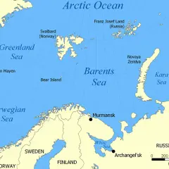 Mapa północnej Europy i Arktyki z zaznaczonym Morzem Norweskim, Morzem Grenlandzkim, Morzem Barentsa i Morzem Karskim. Widoczne Grenlandia, Svalbard, Nowa Ziemia, Rosja, Norwegia, Szwecja i Finlandia.