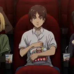 Eren, Armin i Mikasa oglądają "Attack on Titan po polsku" w kinie, zajadając się popcornem.
