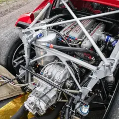 Potężny silnik Ferrari F40, z widocznymi turbosprężarkami i skomplikowaną instalacją paliwową, gotowy do wyzwolenia mocy.