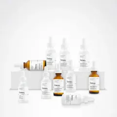 Kolekcja produktów The Ordinary, w tym kwas hialuronowy, niacynamid i retinol.