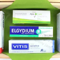 Zestaw produktów do higieny jamy ustnej, w tym maść na odsłonięte szyjki zębowe Biorepair Plus, Elgydium, Vitis Sensitive i inne.