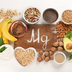 Magnesiumreiche Lebensmittel wie Bananen, Nüsse und Spinat können bei hohen Leberwerten helfen.