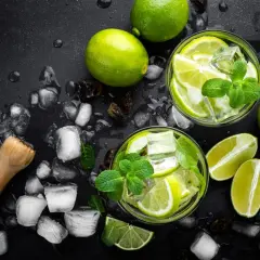 Erfrischende Mojitos mit Limetten, Minze und Eiswürfeln. Das perfekte Mojito Rezept für heiße Tage.
