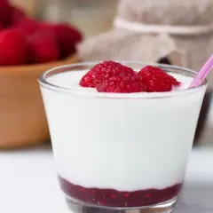 Pyszny deser z malinami i gęstym jogurtem, który może być odpowiedzią na pytanie: co to jest skyr.