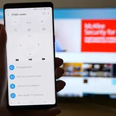 Jak udostępnić internet z telefonu na telewizor? Aplikacja na smartfonie pozwala na przesyłanie obrazu i dźwięku.