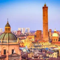 Bologna, Italien, med sina ikoniska torn och kupoler, badar i solljus. En vy över den historiska stadskärnan.
