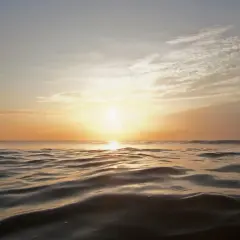 Zachód słońca nad wzburzonym morzem. Ile jest mórz na świecie? Tyle, ile fal na tym zdjęciu, nieskończenie wiele.