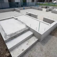 Fundament domu, betonowe ściany i schody. Trudno oszacować, ile waży dom, ale ta podstawa to już solidna konstrukcja.