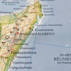 Mapa polityczna pokazuje, gdzie leży Madagaskar, z zaznaczonymi miastami jak Antananarywa i Toamasina, oraz wyspą Reunion.