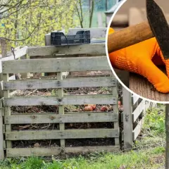 Budowa kompostownika z palet. Ręka w pomarańczowej rękawicy wbija gwóźdź młotkiem, tworząc solidną konstrukcję do kompostowania resztek organicznych.