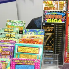 Wiele zdrapek Lotto, w tym "Mega", "Super Linie" i "Krzyżówka", sugeruje, czy lottomilionerzy inwestują swoje nagrody w hurtowe ilości zdrapek.