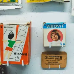 Kartonowe opakowanie Vibovit z lat 80. z uśmiechniętym dzieckiem na pierwszym planie. Obok Visolvit i Vitaminum B.