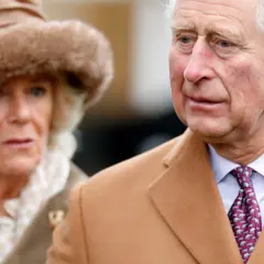 Książę Karol i Camilla, choć nie mają wspólnego syna, są dumnymi rodzicami. Na zdjęciu widać ich w eleganckich, jesiennych strojach.