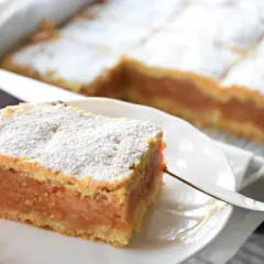 Ile kcal ma szarlotka na kruchym cieście? Sprawdź, co zyskujesz!