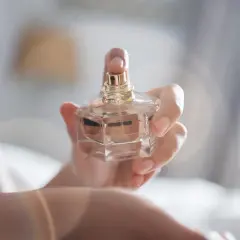 Jak wzmocnić zapach perfum i sprawić, by trwał dłużej?