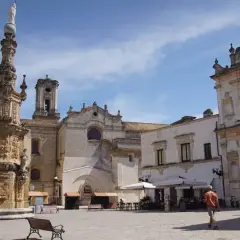 Piazza del Popolo a Nardò: un obelisco barocco domina la piazza con chiese e palazzi storici. Ideale per scoprire cosa vedere a Nardò.