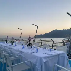 Tavola apparecchiata con vista mare, ideale per cene romantiche nei ristoranti sul mare a Salerno.