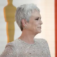 Jamie Lee Curtis w krótkiej, siwej fryzurze, która jest przykładem odmładzającej fryzury po 50. roku życia.