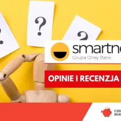 Drewniany manekin z pytajnikami zastanawia się nad przyznawalnością Smartney. Opinie i recenzja.