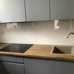 Jak zamontować szkło w kuchni? Przewodnik DIY bez błędów!