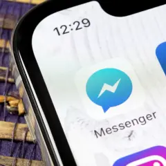 Ikona Messengera na ekranie telefonu. Dowiedz się, jak zaktualizować Messenger na telefonie, aby mieć najnowsze funkcje.