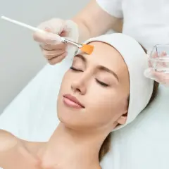 Peeling do cery trądzikowej: Wybierz mądrze i pozbądź się trądziku