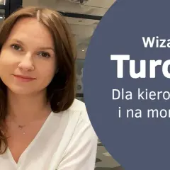 Kobieta w białej bluzce na tle napisu "Wiza do Turcji".