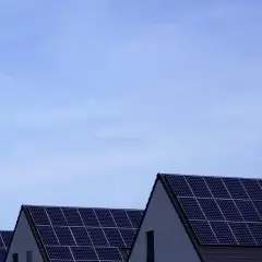 Dachy domów pokryte panelami fotowoltaicznymi. Stabilizator napięcia fotowoltaika zapewnia optymalną pracę instalacji.