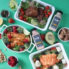 Pyszne posiłki z cateringu "Cud i Miód" - idealna dieta pudełkowa Zgierz. Dania z kurczakiem, łososiem, wołowiną, owocami i warzywami.