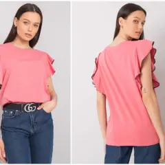 Różowy t shirt z falbankami na rękawach, idealny na letnie dni.