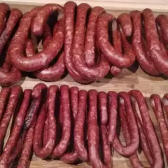 Dwie linie swojskich kiełbas, wędzonych i gotowych do spożycia. Zastanawiasz się, ile wody do kiełbasy swojskiej?
