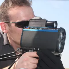 Un homme utilise un nouveau radar camera Ultralyte LR pour mesurer la vitesse.
