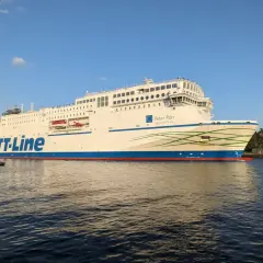 Ogromny prom "Peter Pan" TT-Line, napędzany LNG, płynie po spokojnych wodach.