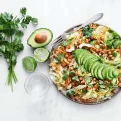 En fräsch spetskålssallad med avokado, kikärtor och koriander. Ett perfekt spetskål recept för en lätt lunch.