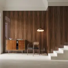 Elegancki salon retro nowoczesny z drewnianą boazerią, stylową komodą i fotelem.
