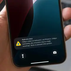 Na ekranie iPhone'a komunikat: "Wykryto ciecz". Odłącz kabel od ładowarki i od iPhone'a, aby złącza mogły wyschnąć.