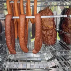 Ile wody do kiełbasy na 10 kg mięsa, aby uniknąć suchej konsystencji?