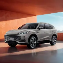 El SUV MG HS Hybrid, listo para una prueba de manejo. Diseño moderno y elegante bajo un cielo azul.