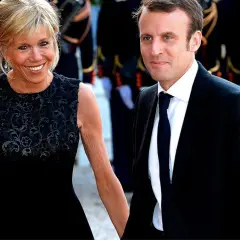 Brigitte i Emmanuel Macron, choć nie mają wspólnych dzieci, tworzą zgraną parę.
