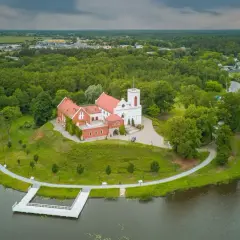Zamek w Gostyninie, otoczony zielenią Gostynińsko-Włocławskiego Parku Krajobrazowego, wznosi się nad jeziorem.