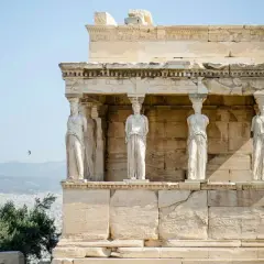 Erechtheion, świątynia Ateny, z kariatydami podtrzymującymi dach. W tle Ateny i góry.