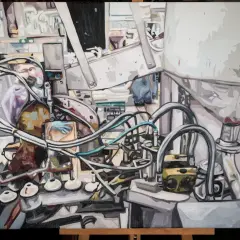 Un uomo con barba e guanti blu lavora su un complesso macchinario. La pittura pronta all'uso va diluita per ottenere questi dettagli.