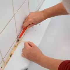 Skuteczne sposoby na to, czym zmyć silikon z różnych powierzchni