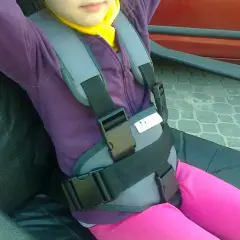 Dziecko w pasach bezpieczeństwa. Zastanawiasz się, od jakiego wzrostu bez fotelika można podróżować?