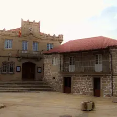 Ayuntamiento y fuente en la plaza de Rodeiro. Un lugar con encanto que ver en Rodeiro.