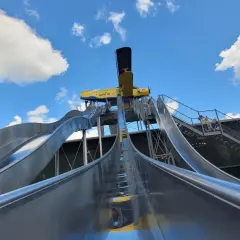 Riesige Rutschenanlage mit Flugzeug-Thema, ein tolles Ziel für Ausflugsziele Oberbergischer Kreis mit Kindern.