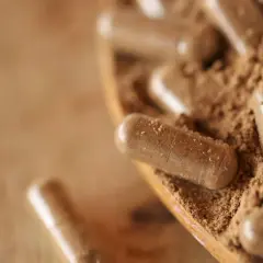 Cápsulas de guaraná en polvo, destacando sus propiedades energizantes y naturales.